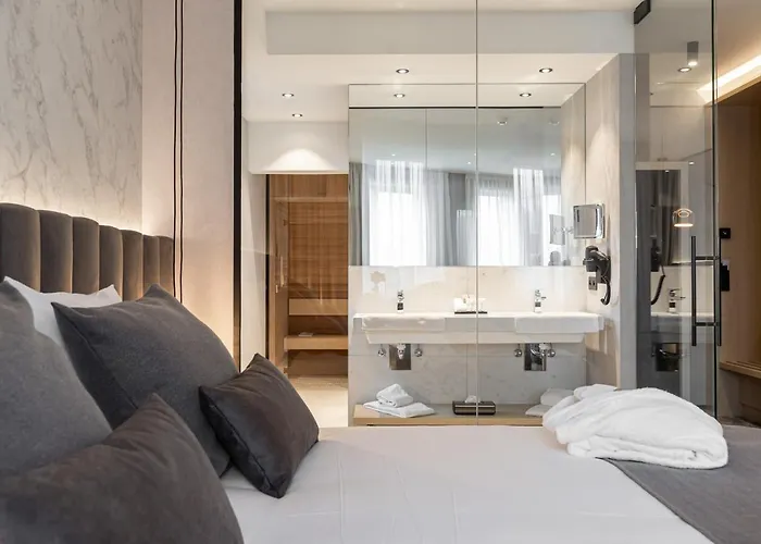 Отель Der Valk Congres & 4*